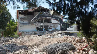 142 yıllık Manisa Lisesi pansiyonunun yıkımına başlandı