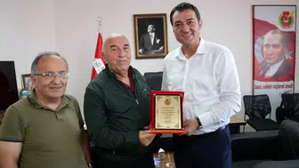 Manisalı Gazeteci Selami Çelebi'ye teşekkür plaketi
