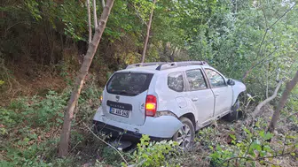 Kontrolden çıkan araç bahçeye uçtu