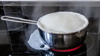 Süt tencerenin dibine yapıştıysa hemen ovalamayın! Önce bunu yapın