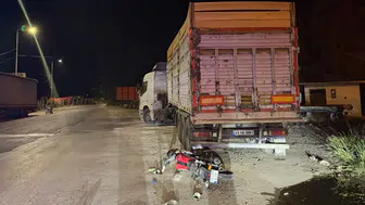 Motosiklet park halindeki tıra çarptı: 1 ölü