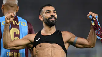 Dünya bu futbolcuyu konuşuyor
