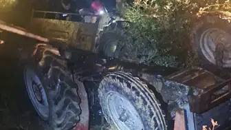 Devrilen traktörün altında kalan sürücü hayatını kaybetti