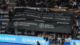 Turgutlu'da basketbol maçında taraftardan anlamlı mesaj