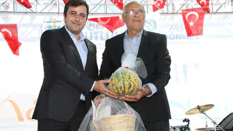 Kula'nın en lezzetli kavunu sahibine altın kazandırdı