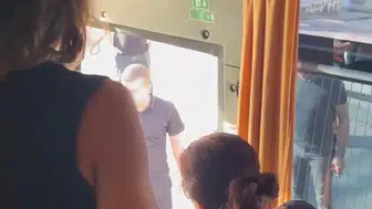 Otobüsün önünü kesip sağlık personellerine dehşeti yaşattılar