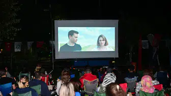 Manisa’da sinema keyfi parka taştı! Sandalyeni alan Kent Parkı’a koştu
