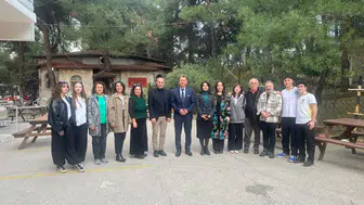 Manisa Lisesi öğrencilerinden huzurevi ziyareti