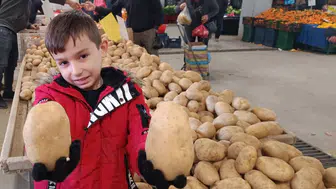 Dev patatesler pazarın ilgi odağı oldu