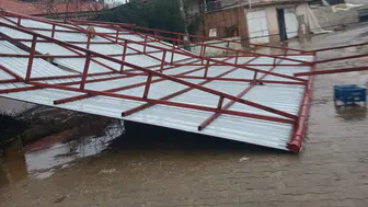 Manisa'da fırtına çatıları uçurdu