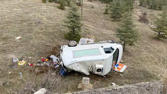 Kamyonet şarampole yuvarlandı: 3 yaralı