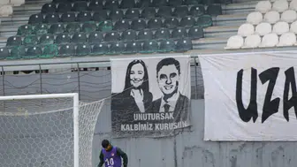 MANİSASPOR TRİBÜNLERİ İKİ BAŞKANI UNUTMADI