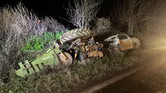 Pikap traktöre arkadan çarptı: 2 yaralı