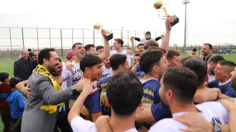 ARINÇ PAŞAKÖY’ÜN ŞAMPİYONLUK KUTLAMASINA KATILDI