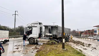 Manisa'da feci kaza! Tır sürücüsü kontrolü kaybedip refüje çıktı