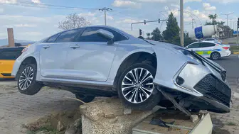 Turgutlu’da otomobil refüje çıktı: 1 yaralı