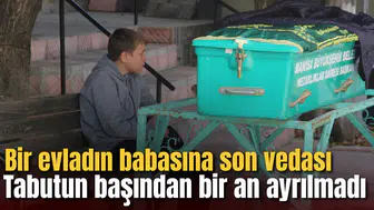 Bir evladın babasına son vedası: Tabutun başından bir an ayrılmadı
