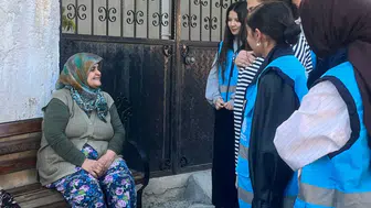 Üniversiteli gençler gönüllere dokunuyor