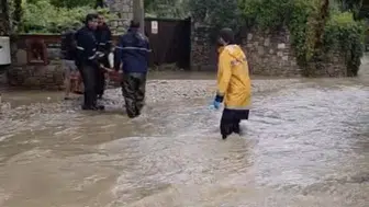 İlçeyi sel vurdu, hamile kadın kurtarıldı