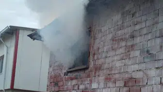 Elktirik kontağından çıkan yangın evi kül etti