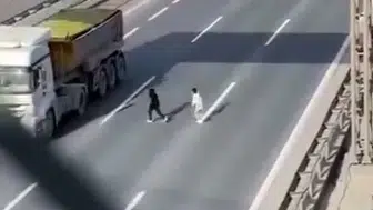 Küçük çocukların tehlikeli yolculuğu: Bariyerleri aşıp yolun karşısına koştular