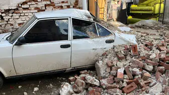 Sarıgöl'de aşırı yağıştan ev yıkıldı