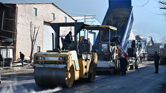 Büyükşehir kendi ürettiği asfaltla yolları yeniliyor