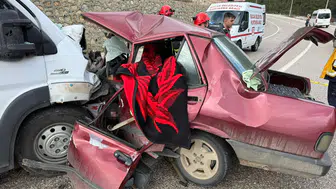 Feci kaza: Tofaş otomobil hurdaya döndü, 2 kişi hayatını kaybetti