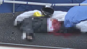 Feci kaza: Motosikletlinin üstünden otobüs geçti!