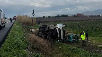 Salihli’de çekiciye bağlı kamyon şarampole uçtu: 1 yaralı