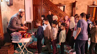 Manisa'da teravih namazına gelen çocuklar ödüllendirildi