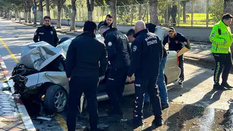 Kaçırdığı araba ile polisten kaçarken kaza yaptı