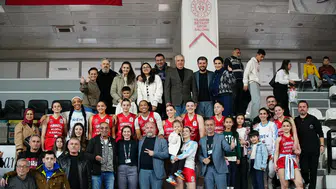 Manisa’nın tek kadın basketbol takımı zirvedeki yerini koruyor