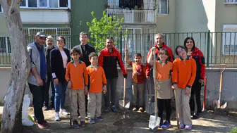 Manisa'da ilk kez okul bahçelerine asma dikildi