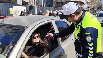 Emniyet ekiplerinden kadın sürücülere anlamlı hediye