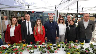 Başkan Şimşek kadınlara çiçek dağıttı