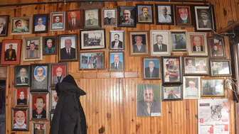 Ölen müşterilerinin hatıralarını kıraathanenin duvarında yaşatıyor