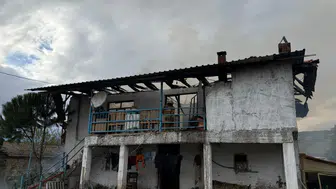 Manisa'da 2 katlı ev yangında kül oldu