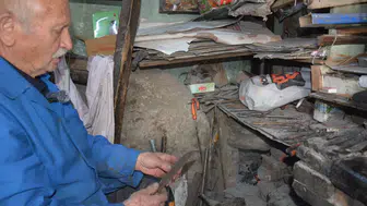 Yarım asırlık zanaatını 15 metrekarelik dükkanında yaşatıyor