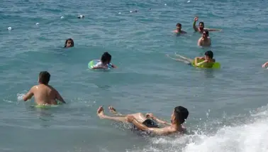 Türkiye'de ilk ve tek! Dermatologların önerdiği plaj doldu taştı