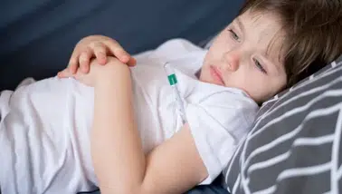 Çocuğunuzun ateşi yükseldiğinde ne yapmalısınız? Uzmanlar 7 önemli hatayı açıkladı