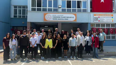 Mezun oldukları okulun öğrencilerine deneyimlerini aktardılar