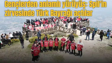 Gençlerden anlamlı yürüyüş: Spil'in zirvesinde Türk Bayrağı açtılar