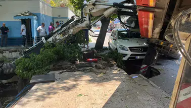 Vinç aracın üzerine devrildi, kepçe dereye uçtu: Korku dolu anlar kamerada