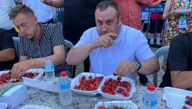 Bakın bir oturuşta kaç kilo kiraz yemiş