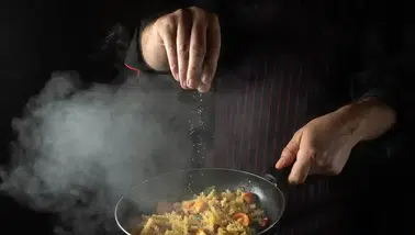 Yemeğin tuzu neden restoranda daha dengeli? Şeflerin kullandığı 5 temel teknik