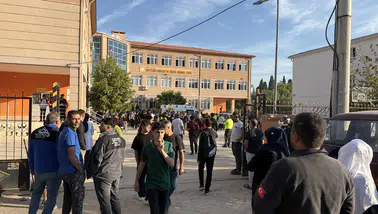 Turgutlu'da veliler okul önünde çocuklarından haber bekliyor
