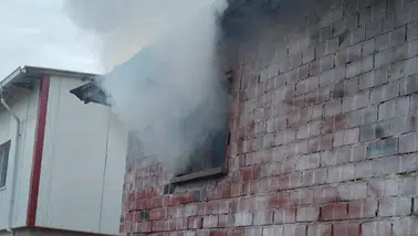 Elktirik kontağından çıkan yangın evi kül etti