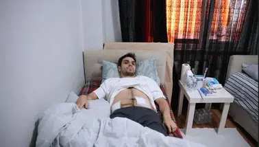 Dehşet: Yardım etmek istedi 6 yerinden bıçaklandı