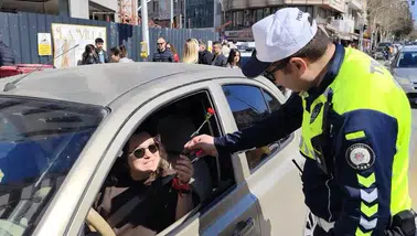 Emniyet ekiplerinden kadın sürücülere anlamlı hediye